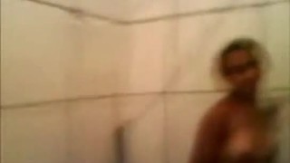 Novinha fodendo com 2 homens no chuveiro